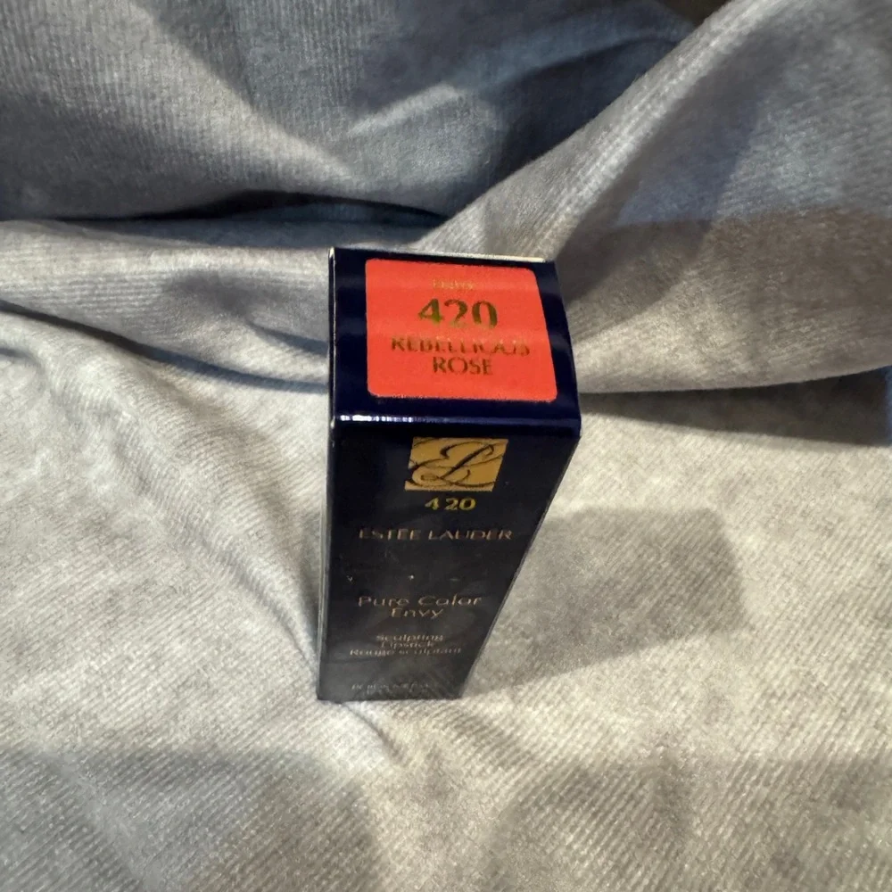 Estée Lauder Pure Color Envy Sculpting‎ Lipstick rebellious rose 420